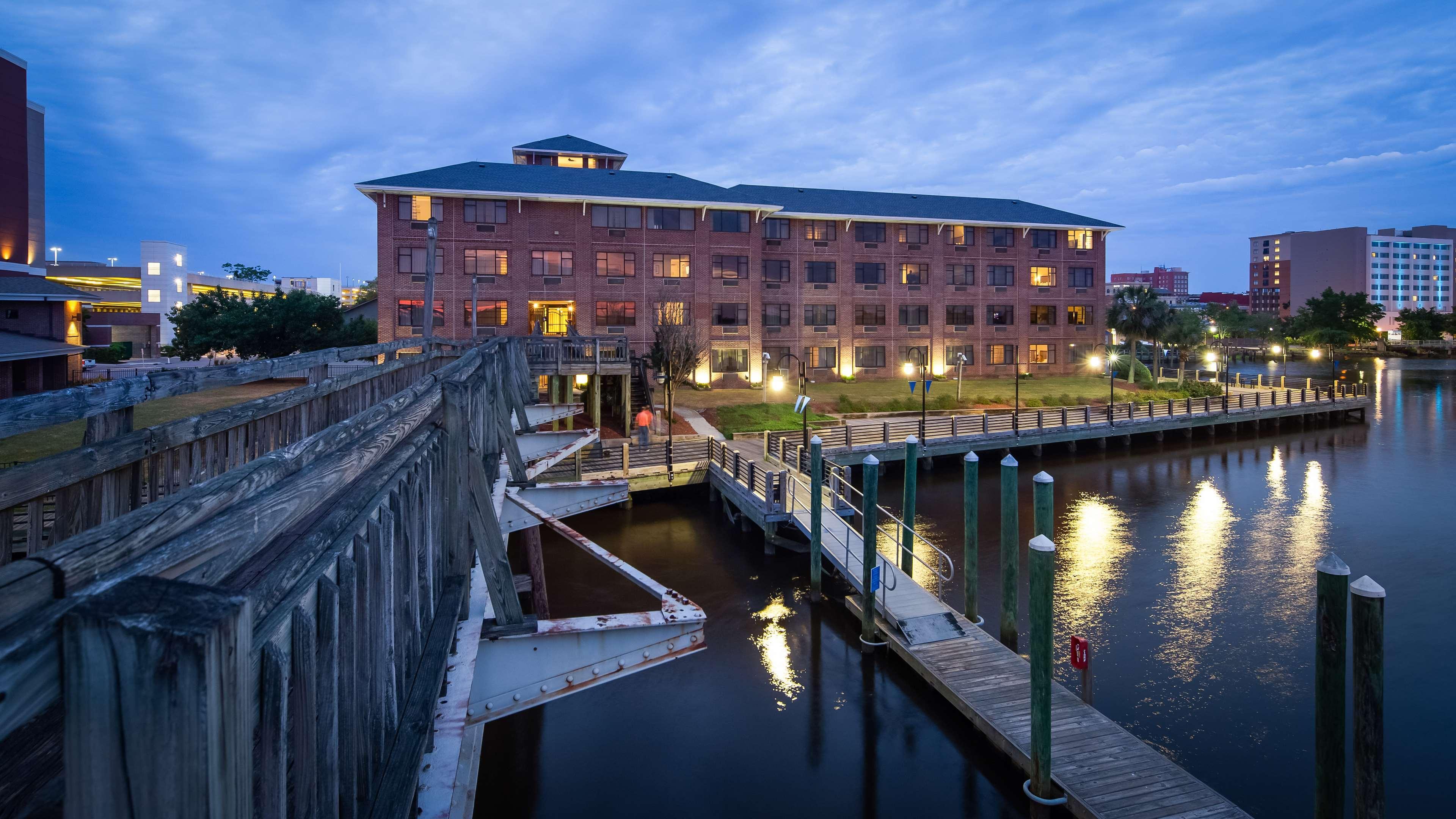 Best Western Plus Coastline Inn Wilmington Exterior photo